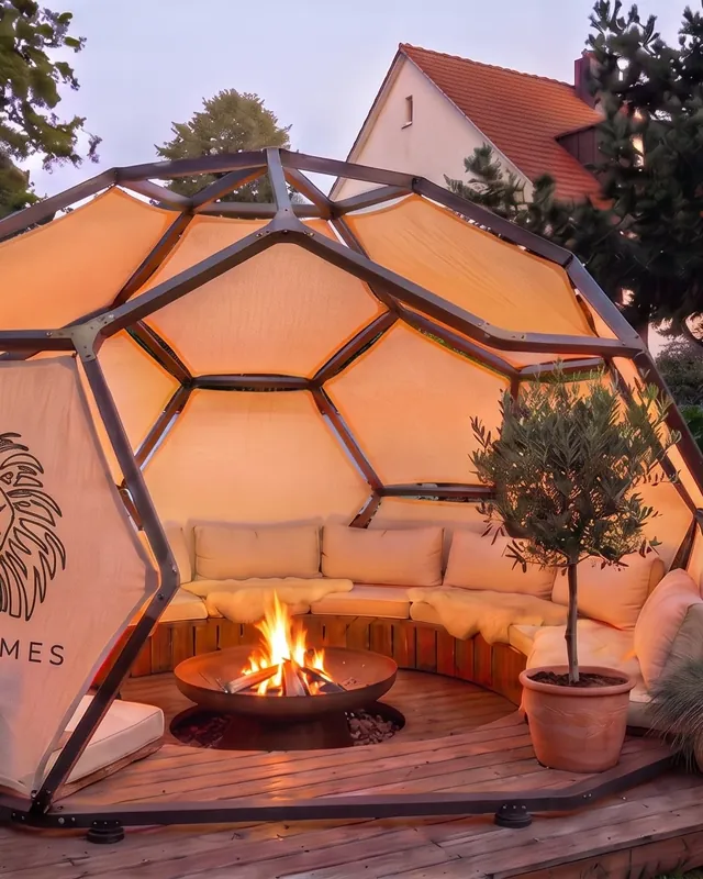 Beleuchteter LionDome als Gartenlounge am Abend