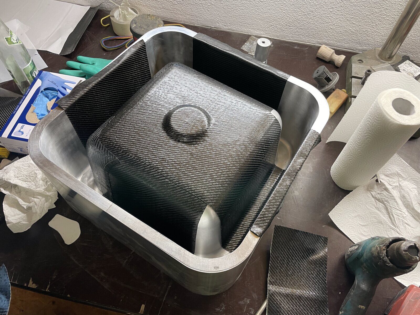 Rohes, entformtes Becken neben der Edelstahlform
