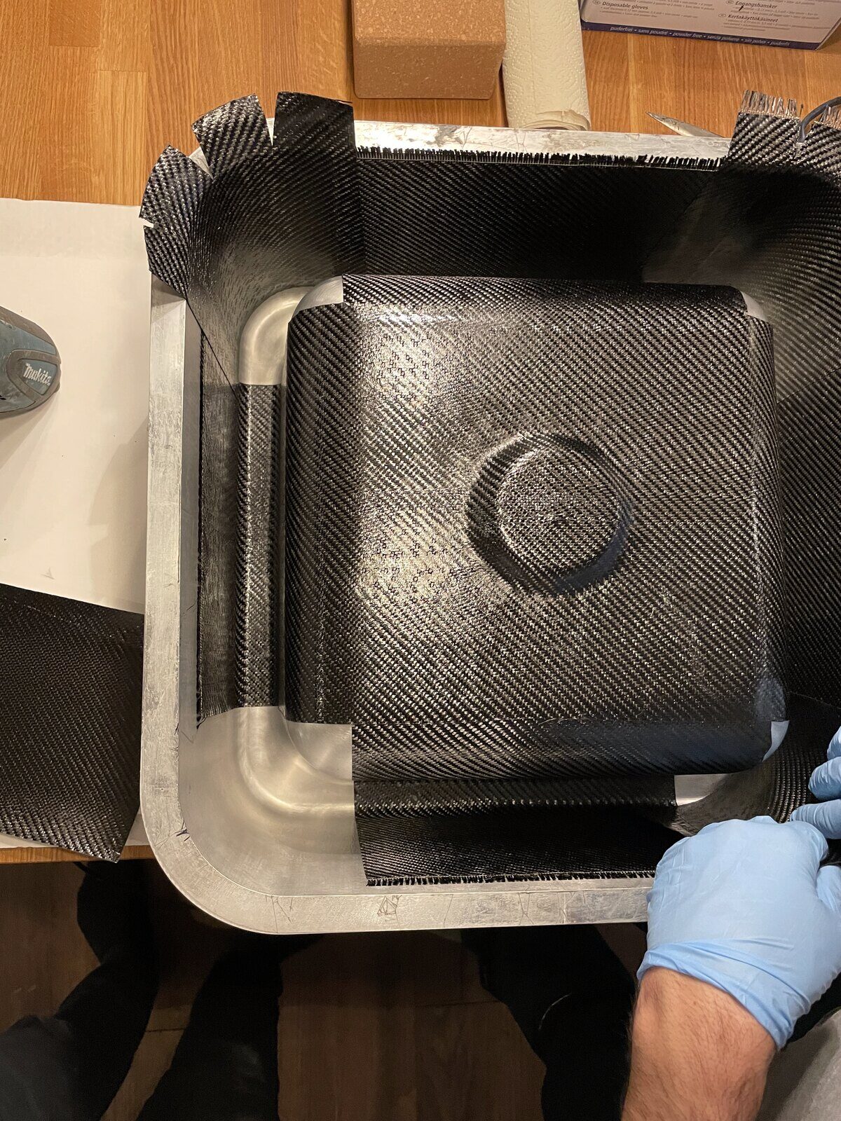 Das laminierte Becken wird von Hand entformt – echtes Foto