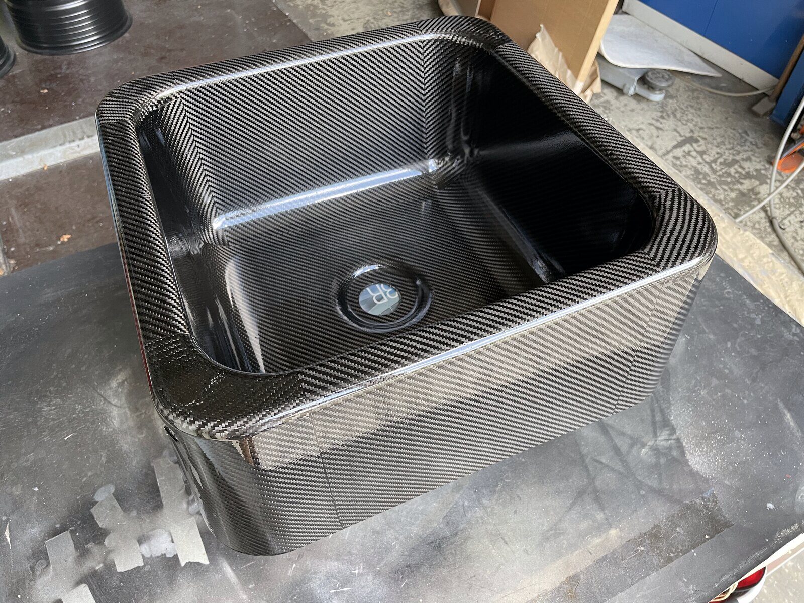 Fertig lackiertes Becken in der Werkstatt