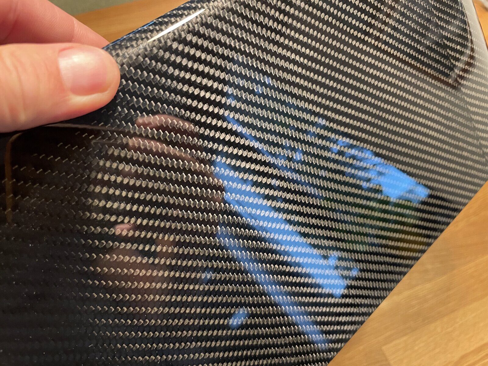 Carbon-Prepreg mit Schutzfolie in der Hand