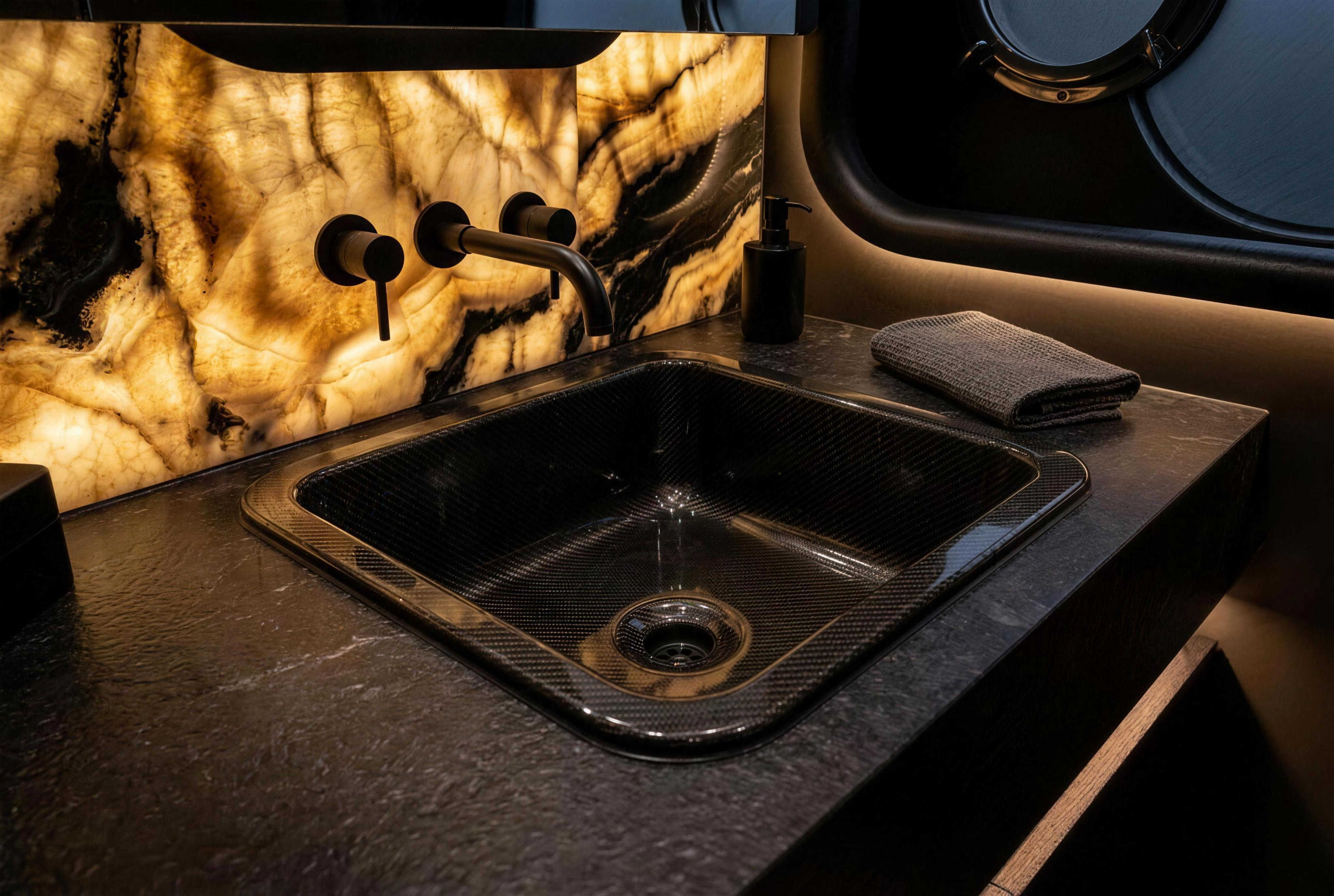 Gäste-WC einer Superyacht mit Onyx – Visualisierung